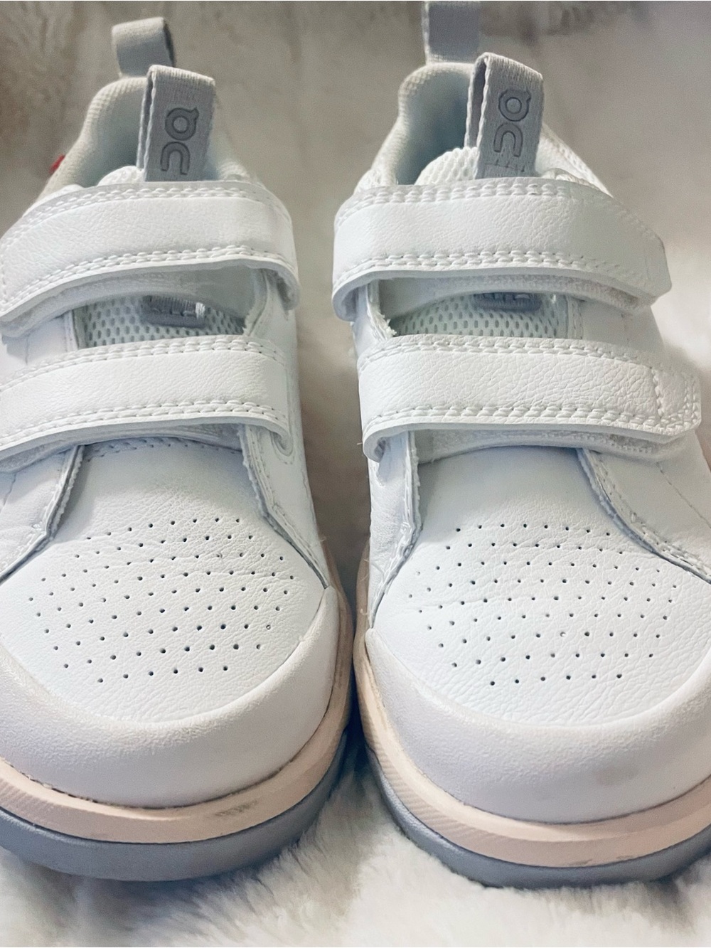 On Roger kids unisex White Sneakers with Cream Midsole - Picture 4 of 7